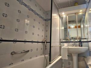 Et badeværelse på Maison 5 personnes côté plage + 18 billeder