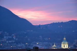 A general mountain view or a mountain view taken from a panziókat