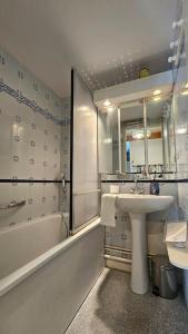 Et badeværelse på Maison 5 personnes côté plage