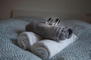 uma pilha de toalhas sentadas em cima de uma cama em RESIDENZ 206 INNSBRUCK I FREE PARKING em Innsbruck