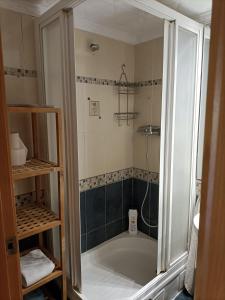 La salle de bains est pourvue d'une baignoire et d'une douche. dans l'établissement 231Rooms&More, à Reus