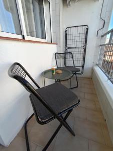 une paire de chaises et une table sur un balcon dans l'établissement 231Rooms&More, à Reus
