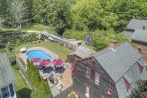 una vista aérea de una casa con piscina en Last House on the River, en Stonington