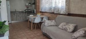 sala de estar con sofá y mesa en Apartamento Fez playa de la barrosa, en Chiclana de la Frontera