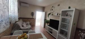 Televízia a/alebo spoločenská miestnosť v ubytovaní Apartamento Fez playa de la barrosa