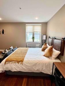 費城的住宿－402 Stylish luxe Apt at center city self check-in，一间卧室设有一张大床和一个窗户。