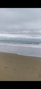 uma praia com o oceano e a costa em Arriendo casa vista al mar em Las Cruces