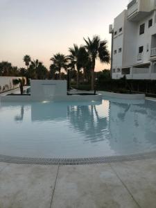 an empty swimming pool in front of a building at Villa Bobita-Marina Golf-Playa Granada in Motril