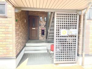 una entrada a un edificio con una puerta y escaleras en Sapan Hasegawa - Vacation STAY 14781 en Kitakyushu