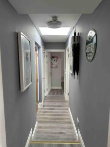 a hallway with a long hallway with a hallwayngthngthngthngthngthngthngth at Central 2-bed Apartment in Dublin