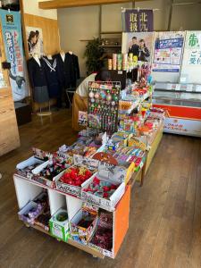 un mercado con un montón de frutas y hortalizas expuestas en Sapan Hasegawa - Vacation STAY 14781 en Kitakyushu