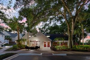 ein Restaurantgebäude mit Bäumen davor in der Unterkunft Residence Inn Orlando Altamonte Springs / Maitland in Orlando