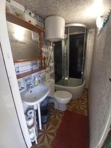 a bathroom with a sink and a toilet at Na kemping! in Pobierowo