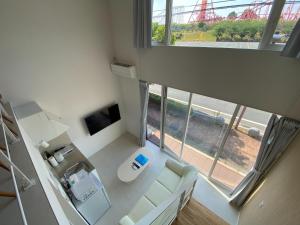 荒尾市にあるTHE LAND HOTEL - Vacation STAY 89418vの大きな窓が見える小さな客室です。
