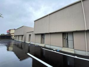 una fila de edificios con agua en un estacionamiento en THE LAND HOTEL - Vacation STAY 89418v, en Arao