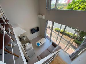 uma vista superior de uma sala de estar com um sofá e uma janela em THE LAND HOTEL - Vacation STAY 89165v em Arao
