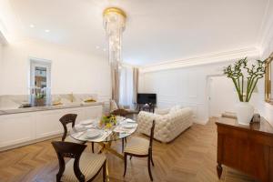 a living room with a table and chairs and a couch at Île Déluxe Apartment in Sorrento