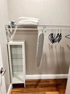 W łazience znajduje się wieszak na ręczniki i lustro. w obiekcie 407 Sweetest cottage 1bed room Apt in center city w Filadelfii