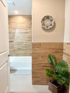 łazienka z wanną, toaletą i rośliną w obiekcie 407 Sweetest cottage 1bed room Apt in center city w Filadelfii