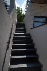 eine Treppe, die zu einem Gebäude führt in der Unterkunft Rokah Luxury Hotel at Ramat HaHayal in Tel Aviv