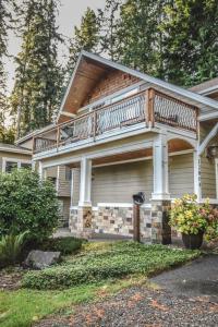 uma casa com uma varanda em cima em Beautiful Lakeside Loft em Poulsbo