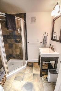 uma casa de banho com um chuveiro e um lavatório. em Beautiful Lakeside Loft em Poulsbo