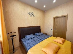 a bedroom with a bed with blue and yellow sheets at Quiet 1BR in Serene neighborhood in Rīga