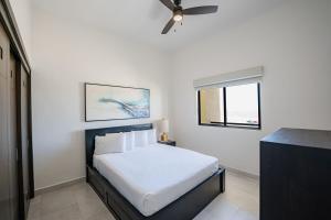 Schlafzimmer mit einem Bett und einem Deckenventilator in der Unterkunft Laguna Shores Resort in Puerto Peñasco