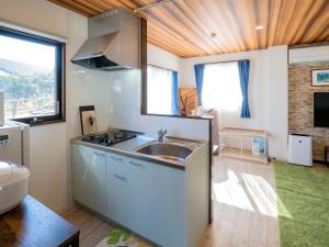 uma cozinha com um lavatório e um fogão em Another sky - Vacation STAY 90163v em Miyazaki