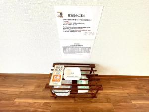 una mesa de centro con libros y un cartel en la pared en Sapan Hasegawa - Vacation STAY 14809 en Kitakyushu