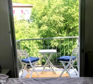 2 chaises et une table sur un balcon dans l'établissement Central Modern Apartment Sarajevo, à Sarajevo