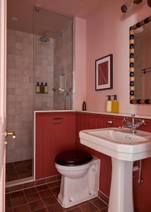 La salle de bains est pourvue de toilettes et d'un lavabo. dans l'établissement Margate House, à Kent
