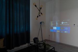 TV a/nebo společenská místnost v ubytování Déjà vu BOTiQUE