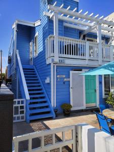 uma casa azul com escadas e uma varanda em Luna Azul, cozy condo only steps to Mission Beach! Free Internet em San Diego