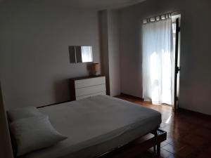 ein Schlafzimmer mit einem großen Bett und einem Fenster in der Unterkunft Dimora Chiara 