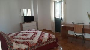 Schlafzimmer mit einem Bett, einem Schreibtisch und einem Stuhl in der Unterkunft Dimora Chiara 