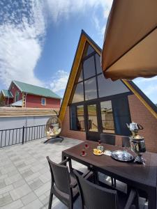 eine Terrasse mit einem Tisch und Stühlen auf dem Balkon in der Unterkunft Villa NR in Gabala in Qəbələ