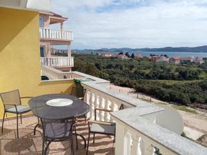 - un balcon d'une maison avec une table et des chaises dans l'établissement Jardas Sveti Petar Apartman, à Sveti Petar