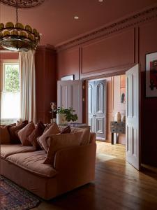 - un salon avec un canapé et une fenêtre dans l'établissement Margate House, à Kent