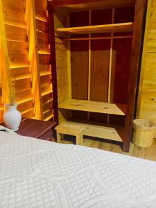 een slaapkamer met een bed en een bank in een kamer bij Los Agaves 