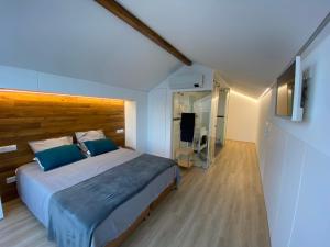 um quarto com uma cama grande e uma cabeceira em madeira em Casa das 7 Lombas em Povoação