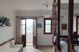 una camera con un letto e una finestra di SofiaMikeHouse a Olympos