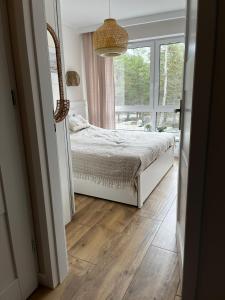 1 dormitorio con cama y ventana en Apartament Szumilas Rowy, en Rowy