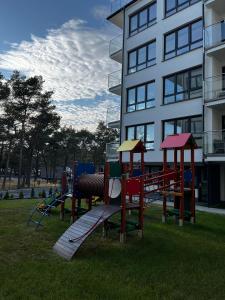 Apartament Szumilas Rowy tesisinde çocuk oyun alanı