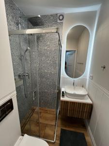 uma casa de banho com um chuveiro e um lavatório. em Apartament Szumilas Rowy em Rowy