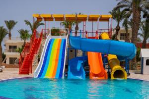 een kleurrijke waterglijbaan in een zwembad bij Royal Star Beach Resort in Hurghada