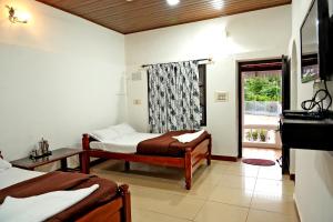 奇克马格尔Jungle Greens Homestay - Water Activities, Near to Jungle Safari的一间卧室设有两张床、一个窗口和钢琴