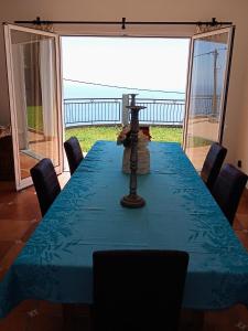 una mesa con un paño de mesa azul y sillas con vistas en The Artist House, en Arco da Calheta