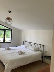 ein Schlafzimmer mit einem Bett mit zwei Handtüchern darauf in der Unterkunft Villa Mountview in Gonio