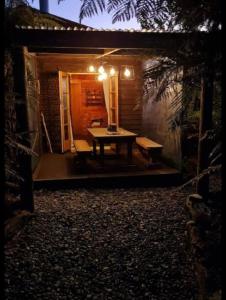 patio ze stołem i ławką w nocy w obiekcie Classic Kiwi bach w mieście Granity